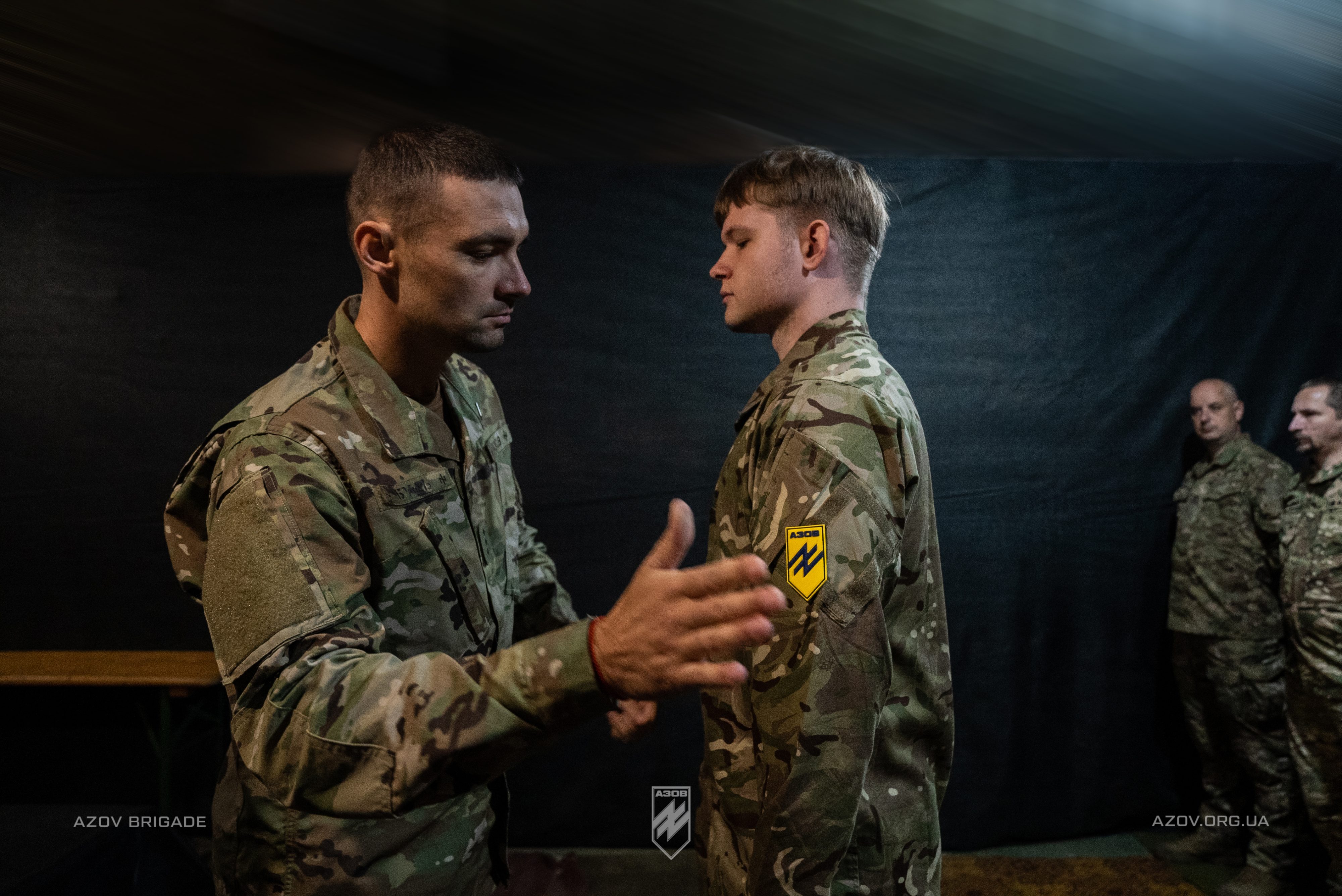 Бійці батальйону безпілотних систем отримали шеврони «Азову» і відзнаки НГУ.