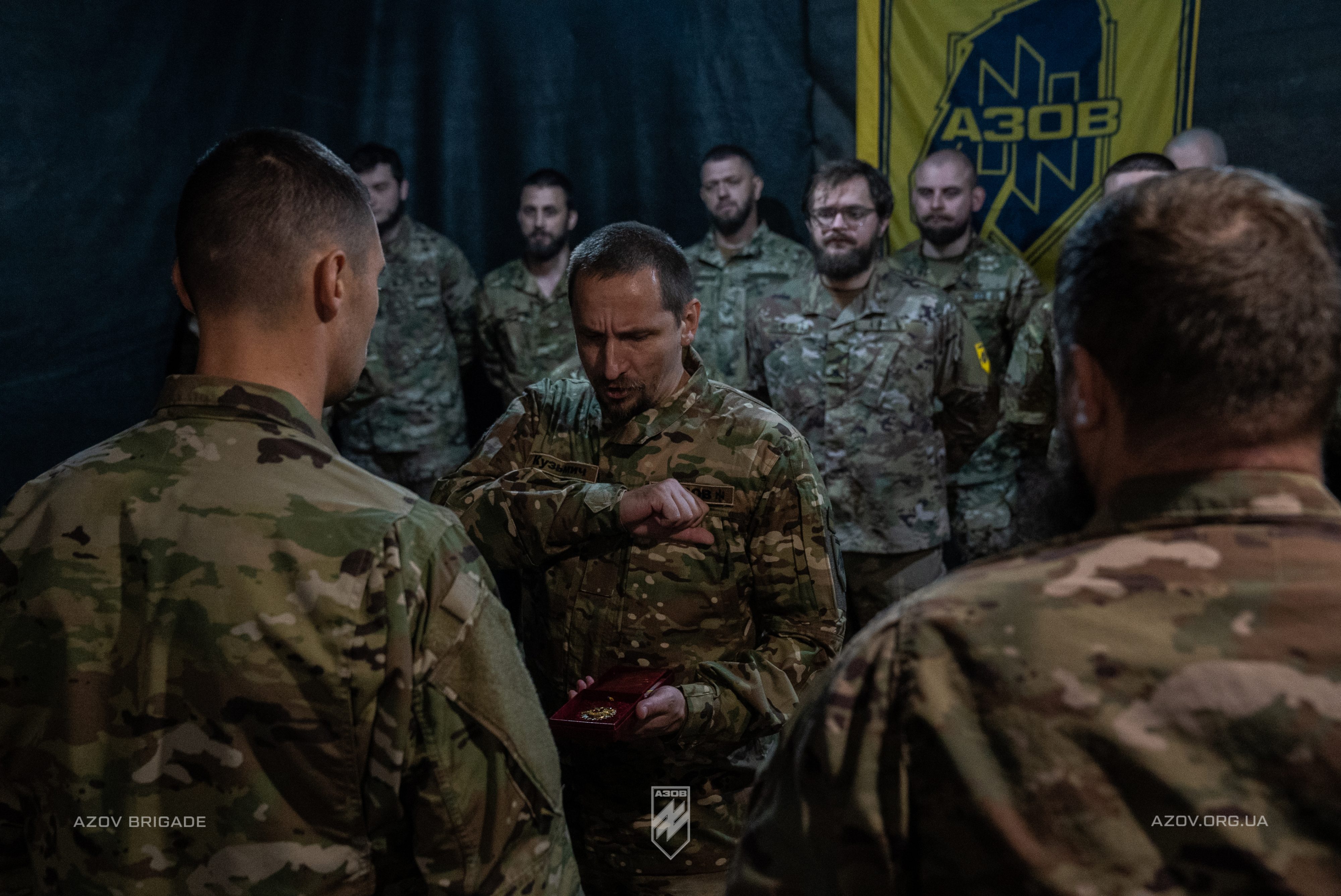 Бійці батальйону безпілотних систем отримали шеврони «Азову» і відзнаки НГУ.