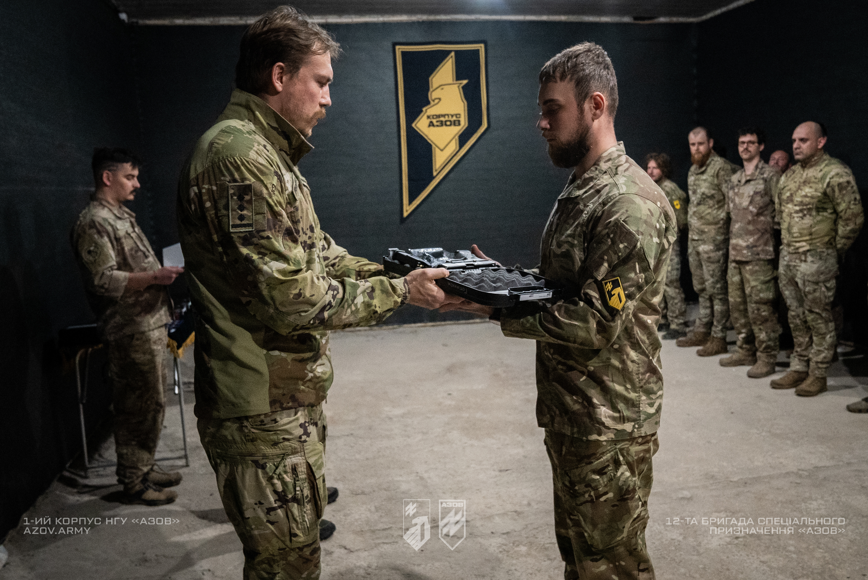 Командир 1 корпусу НГУ «Азов», полковник Денис «Редіс» Прокопенко вручив державні і відомчі нагороди.