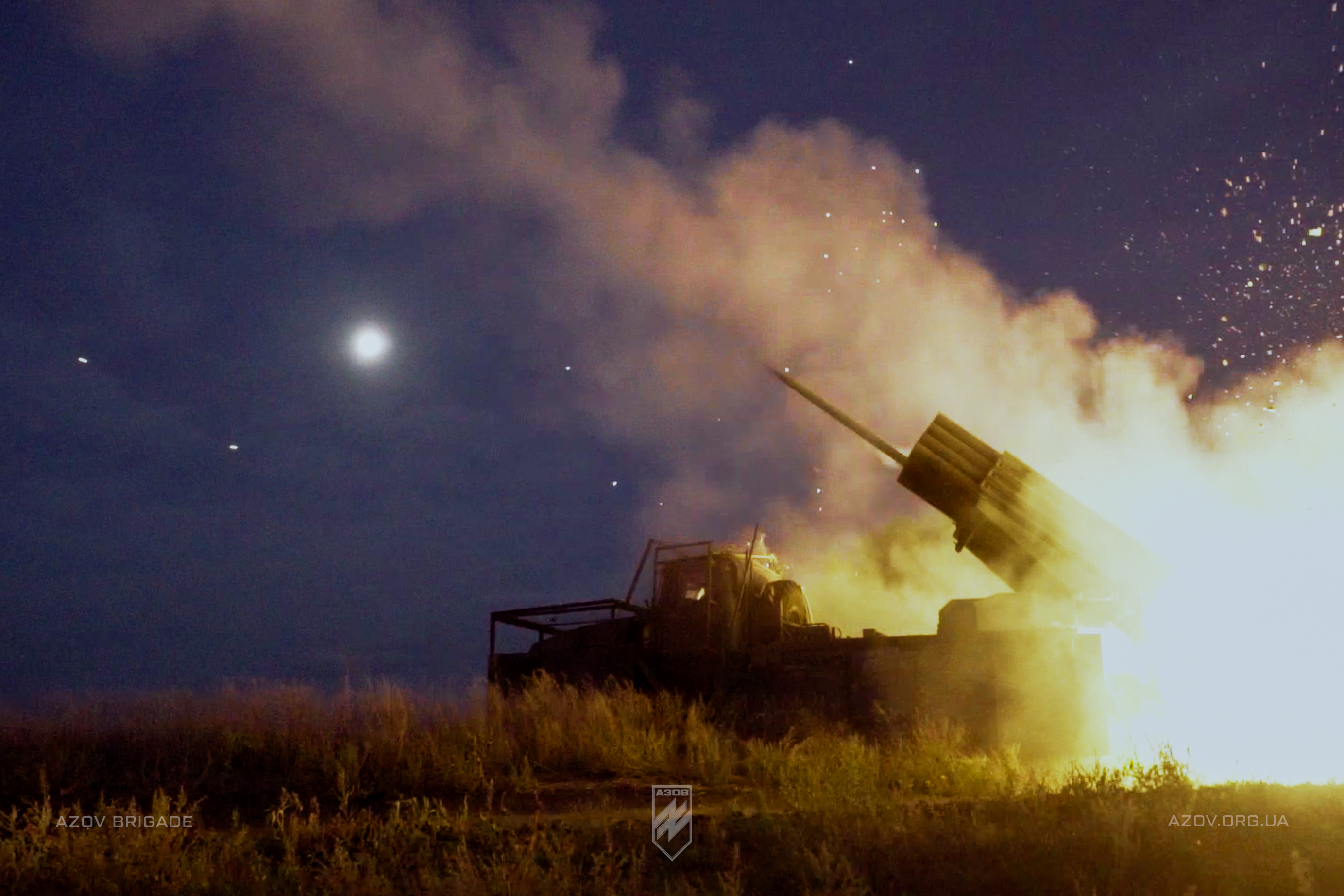 122-мм РСЗВ «Град» бригадної артилерійської групи 12-ої бригади «Азов» веде вогонь по окупантам на Торецькому напрямку.
