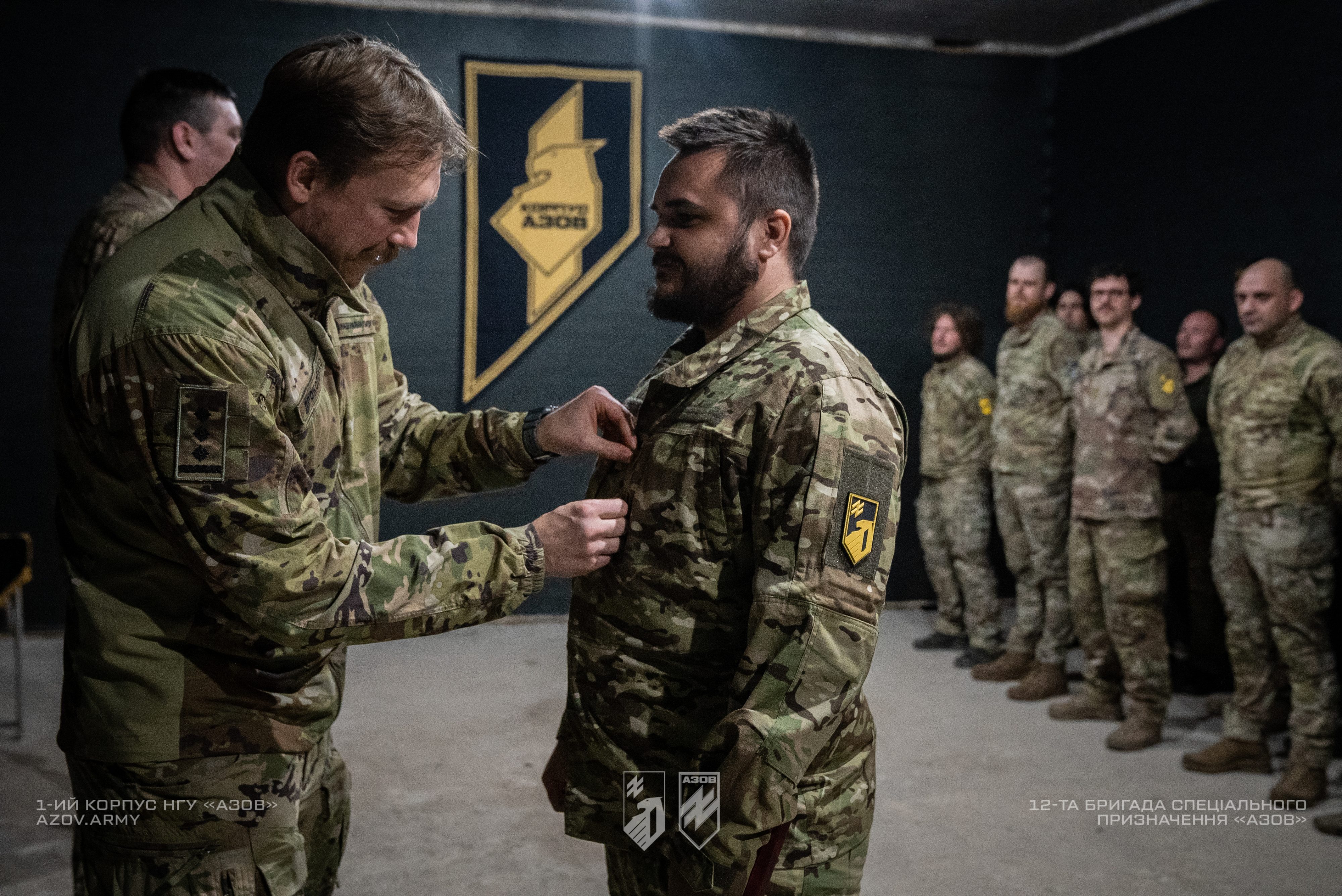 Командир 1 корпусу НГУ «Азов», полковник Денис «Редіс» Прокопенко вручив державні і відомчі нагороди.