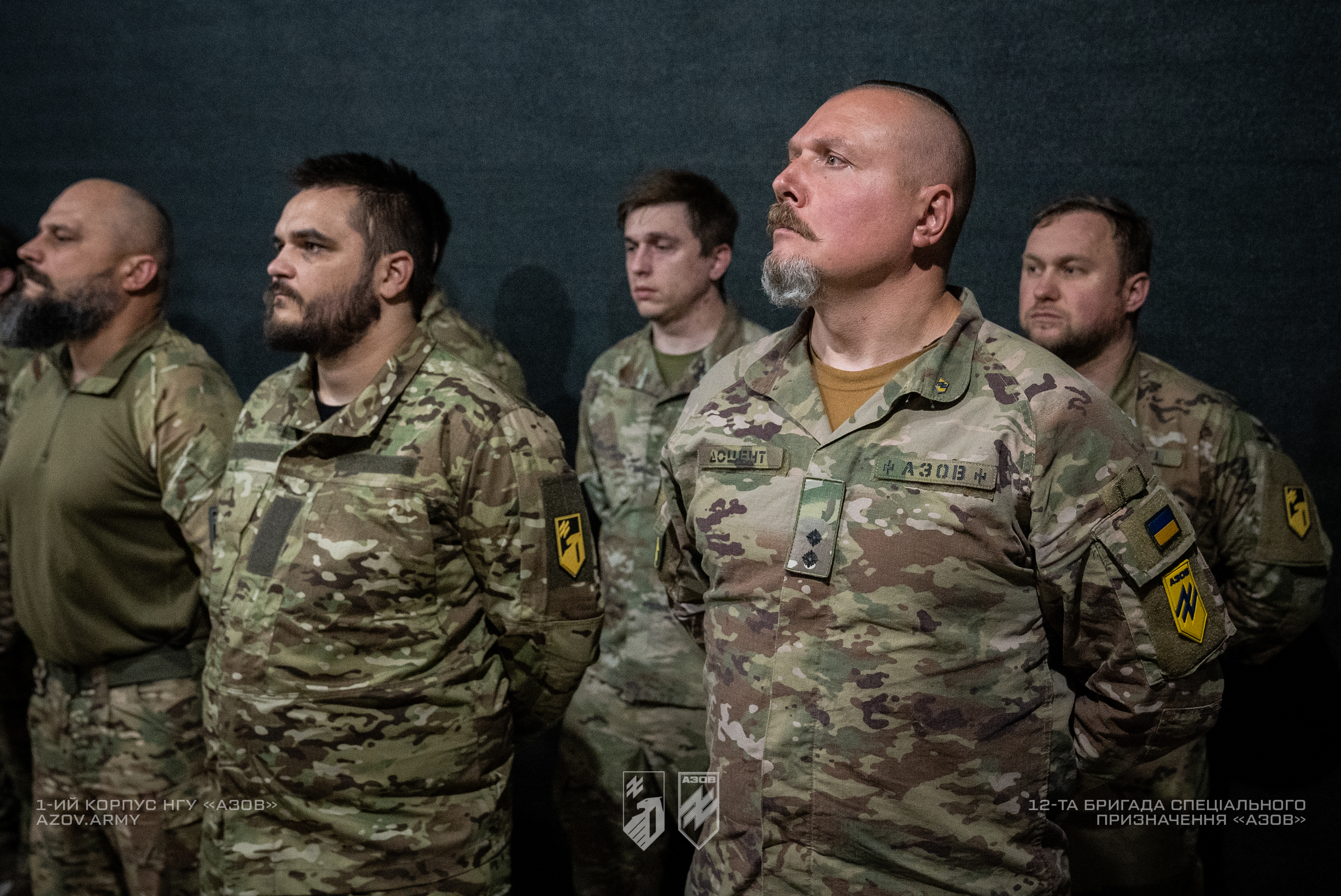 Командир 1 корпусу НГУ «Азов», полковник Денис «Редіс» Прокопенко вручив державні і відомчі нагороди.