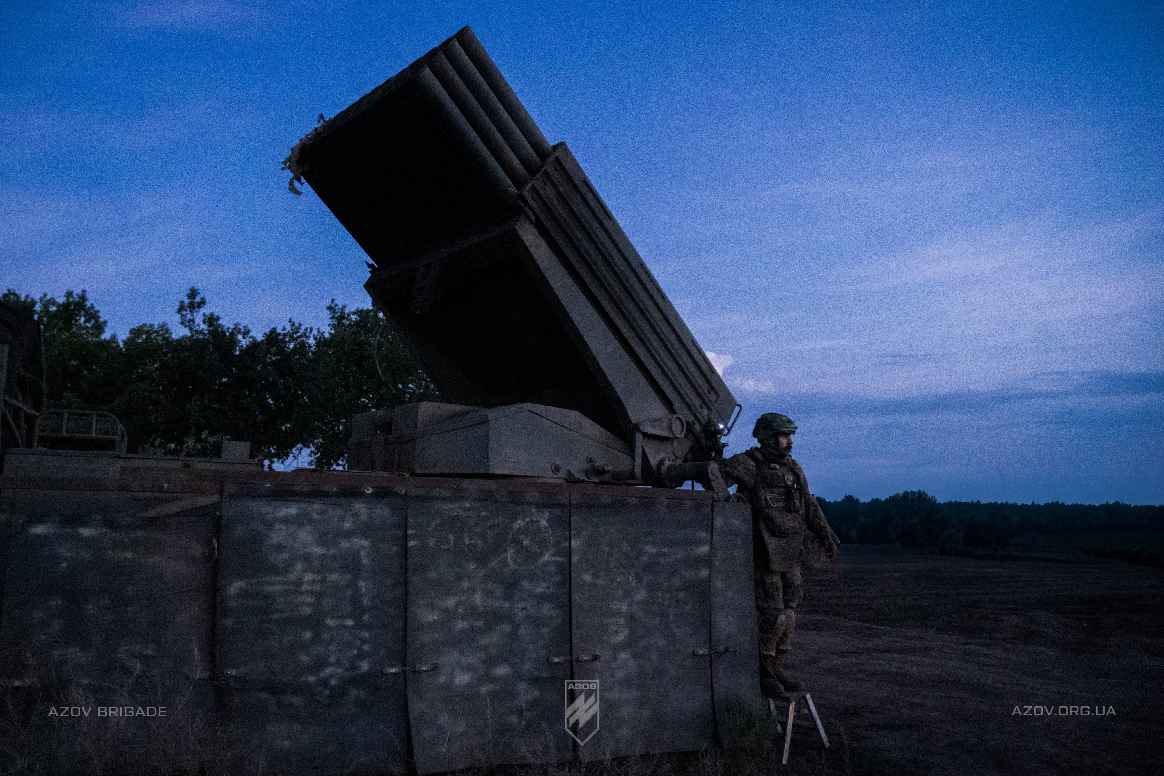 122-мм РСЗВ «Град» бригадної артилерійської групи 12-ої бригади «Азов» веде вогонь по окупантам на Торецькому напрямку.