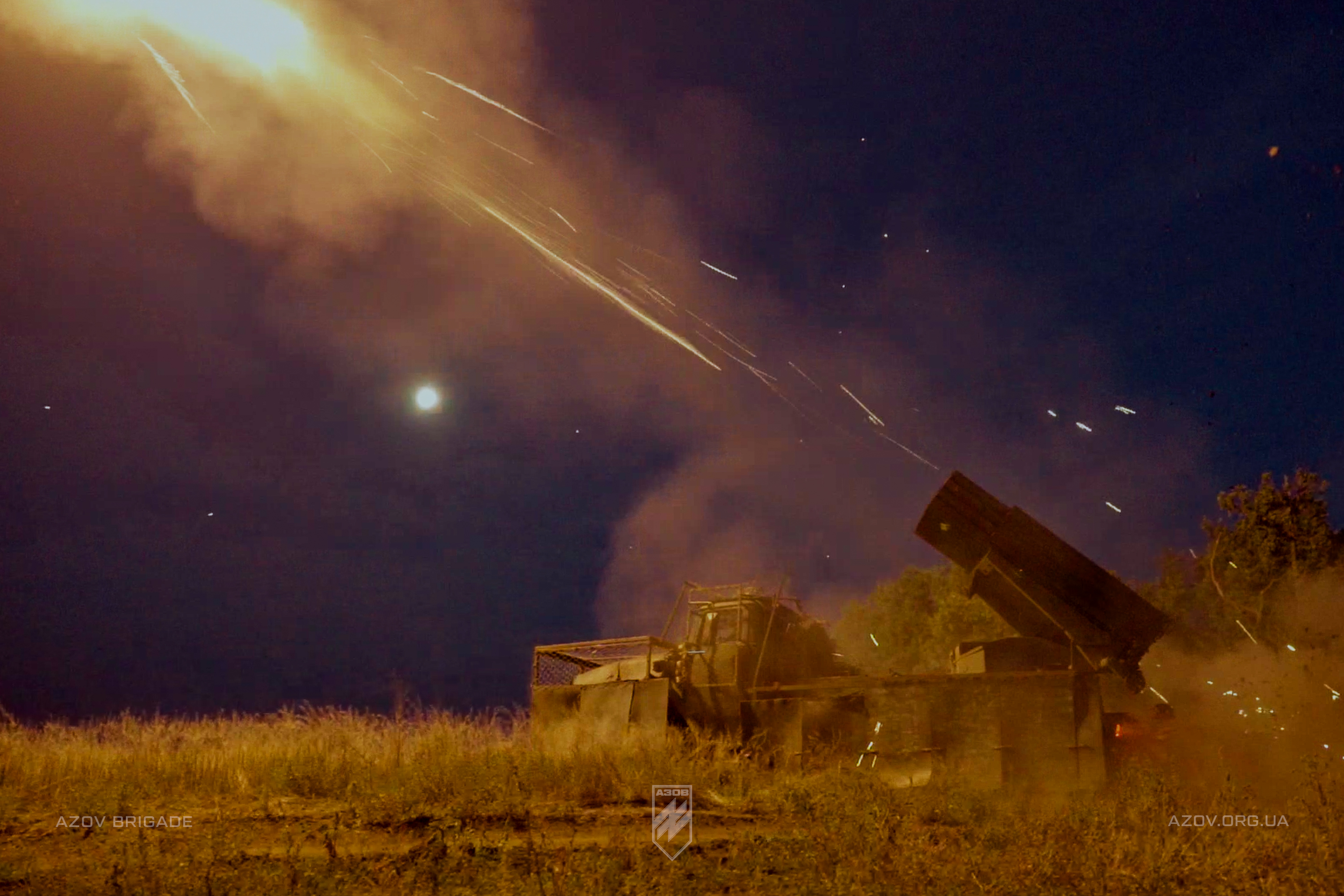 122-мм РСЗВ «Град» бригадної артилерійської групи 12-ої бригади «Азов» веде вогонь по окупантам на Торецькому напрямку.