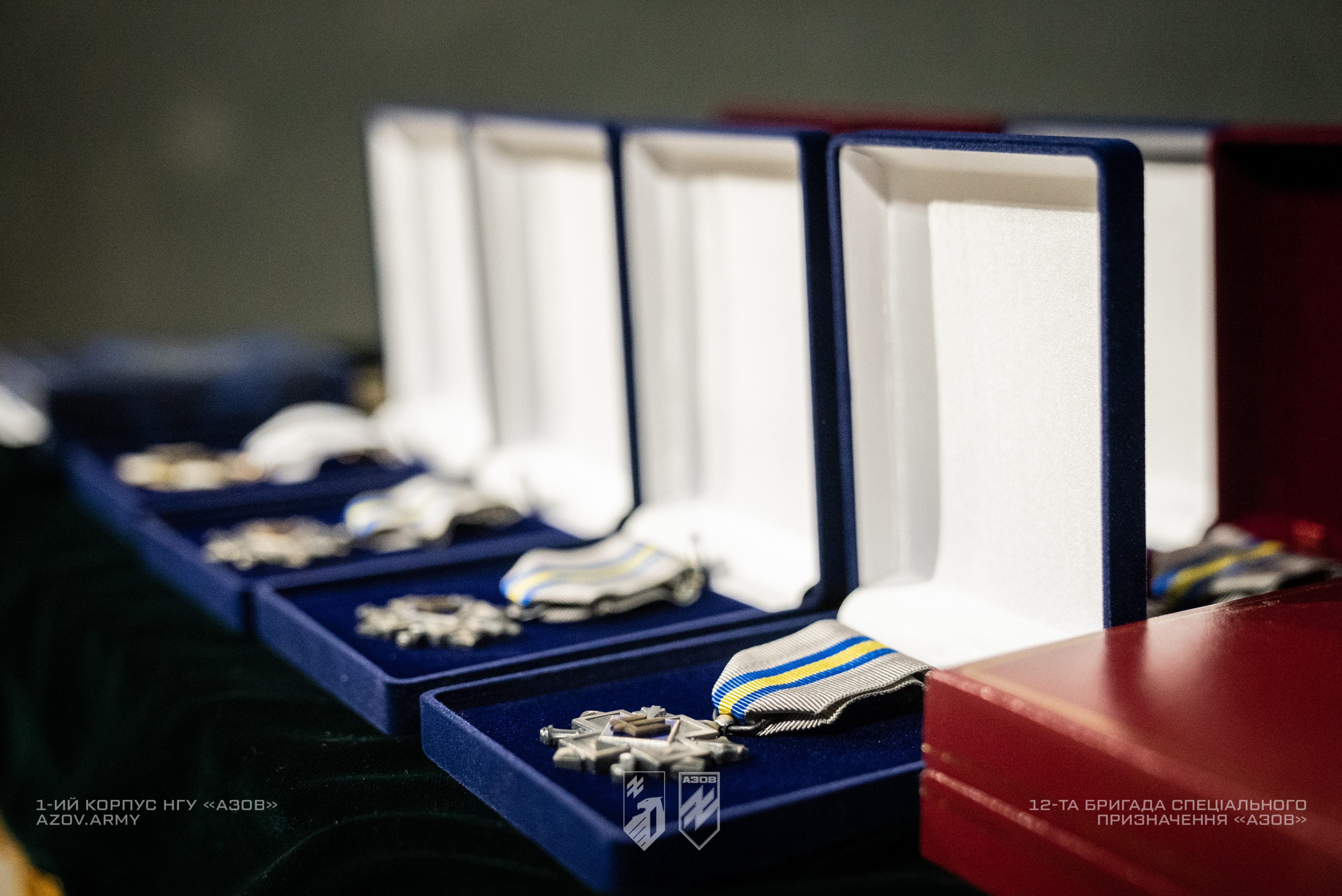 Командир 1 корпусу НГУ «Азов», полковник Денис «Редіс» Прокопенко вручив державні і відомчі нагороди.