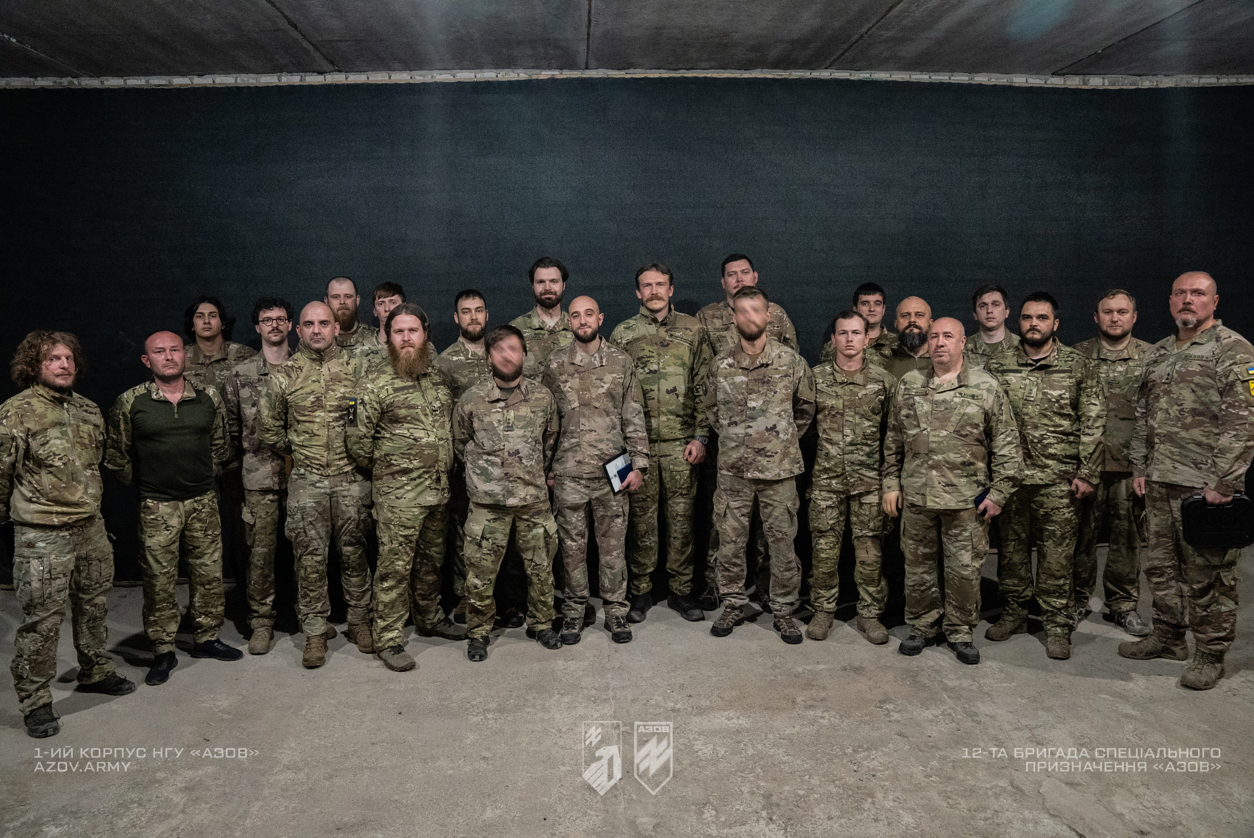 Командир 1 корпусу НГУ «Азов», полковник Денис «Редіс» Прокопенко вручив державні і відомчі нагороди.